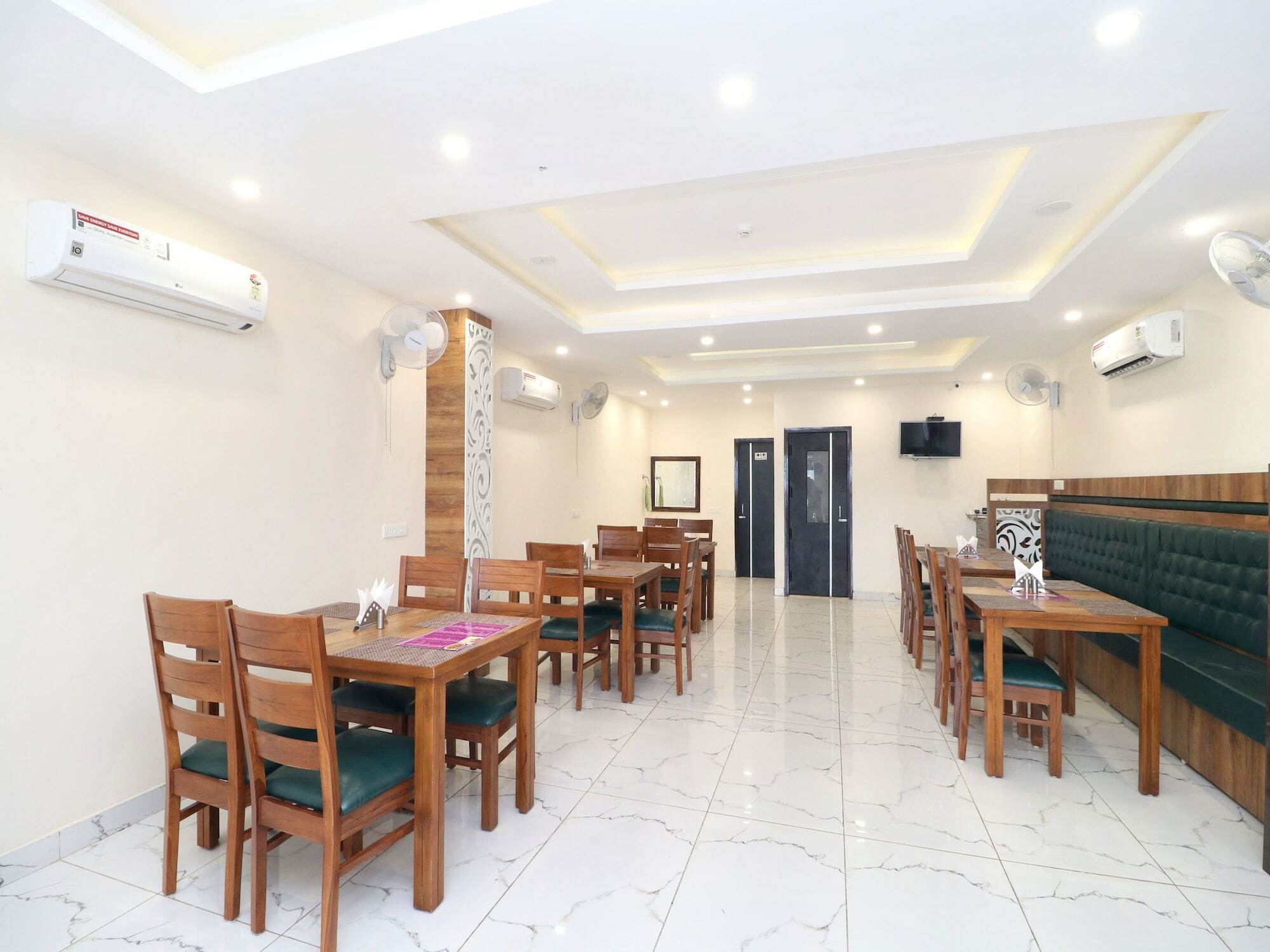 Oyo 18476Woods Inn Zirakpur Exterior photo