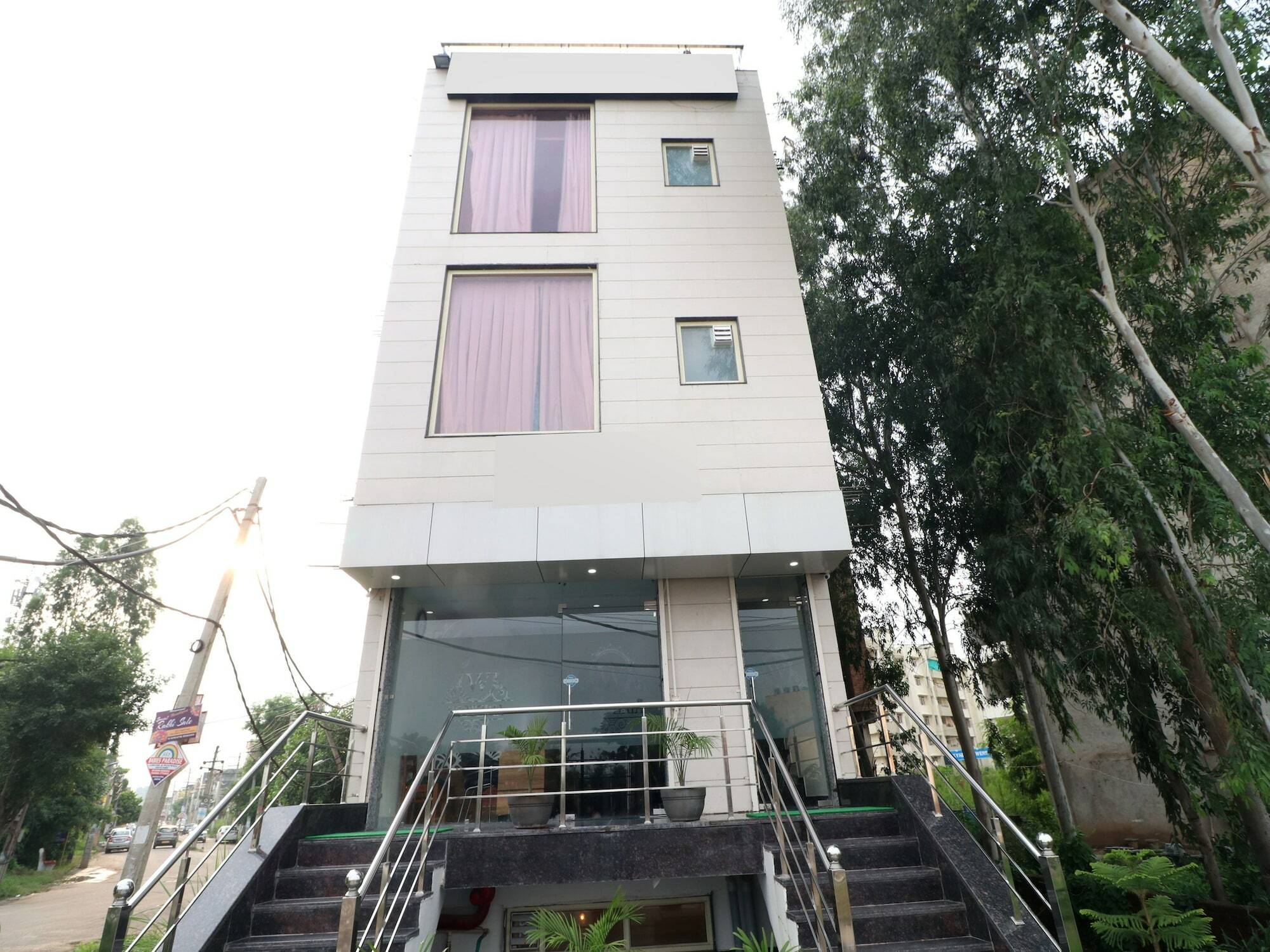 Oyo 18476Woods Inn Zirakpur Exterior photo